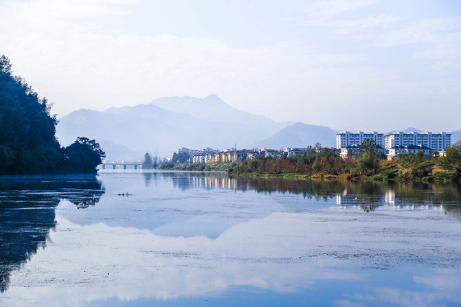 霞山古村霞山村坐落在钱塘江源头,是一个由鹅卵石堆砌的千年古村.