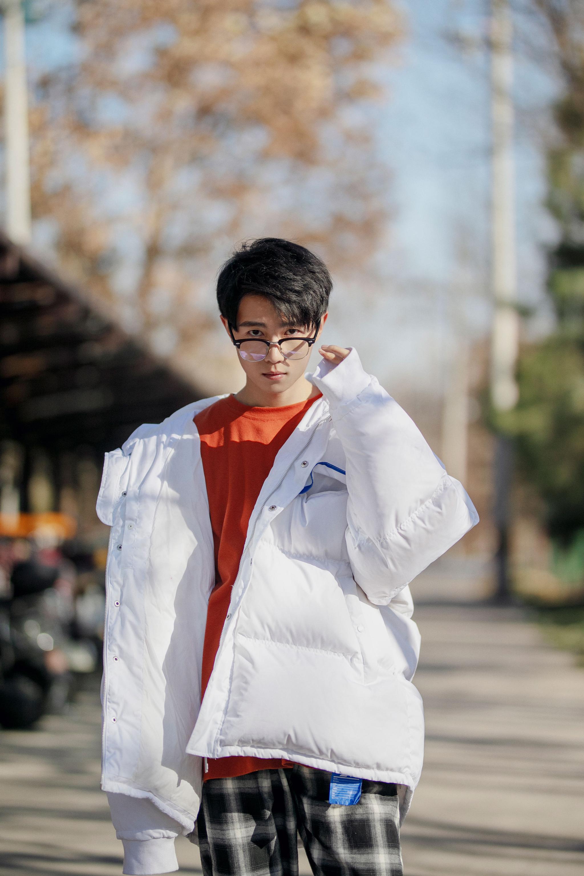 演员高凯户外写真曝光 邂逅温暖不负冬日好时光