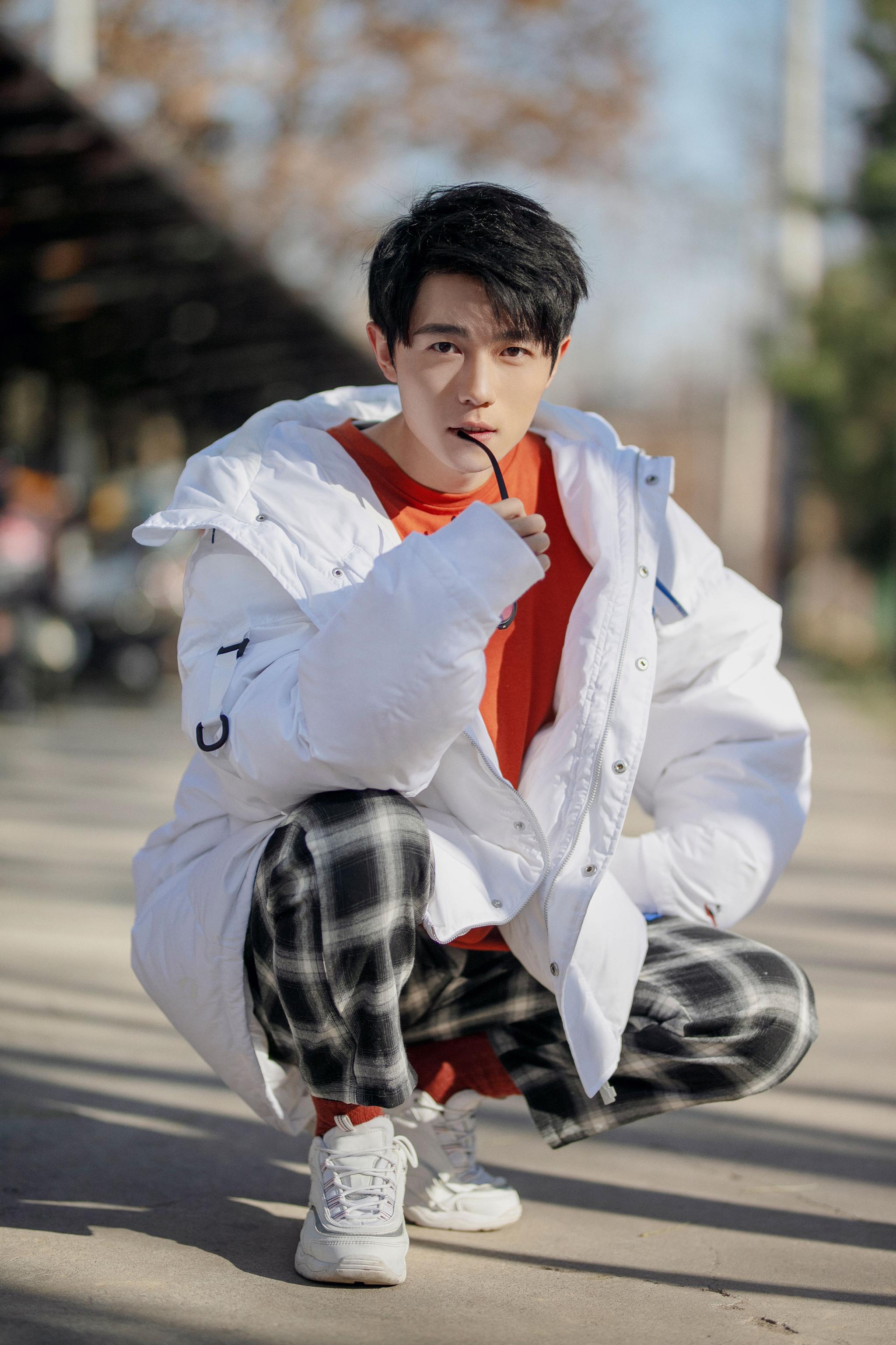 演员高凯户外写真曝光 邂逅温暖不负冬日好时光