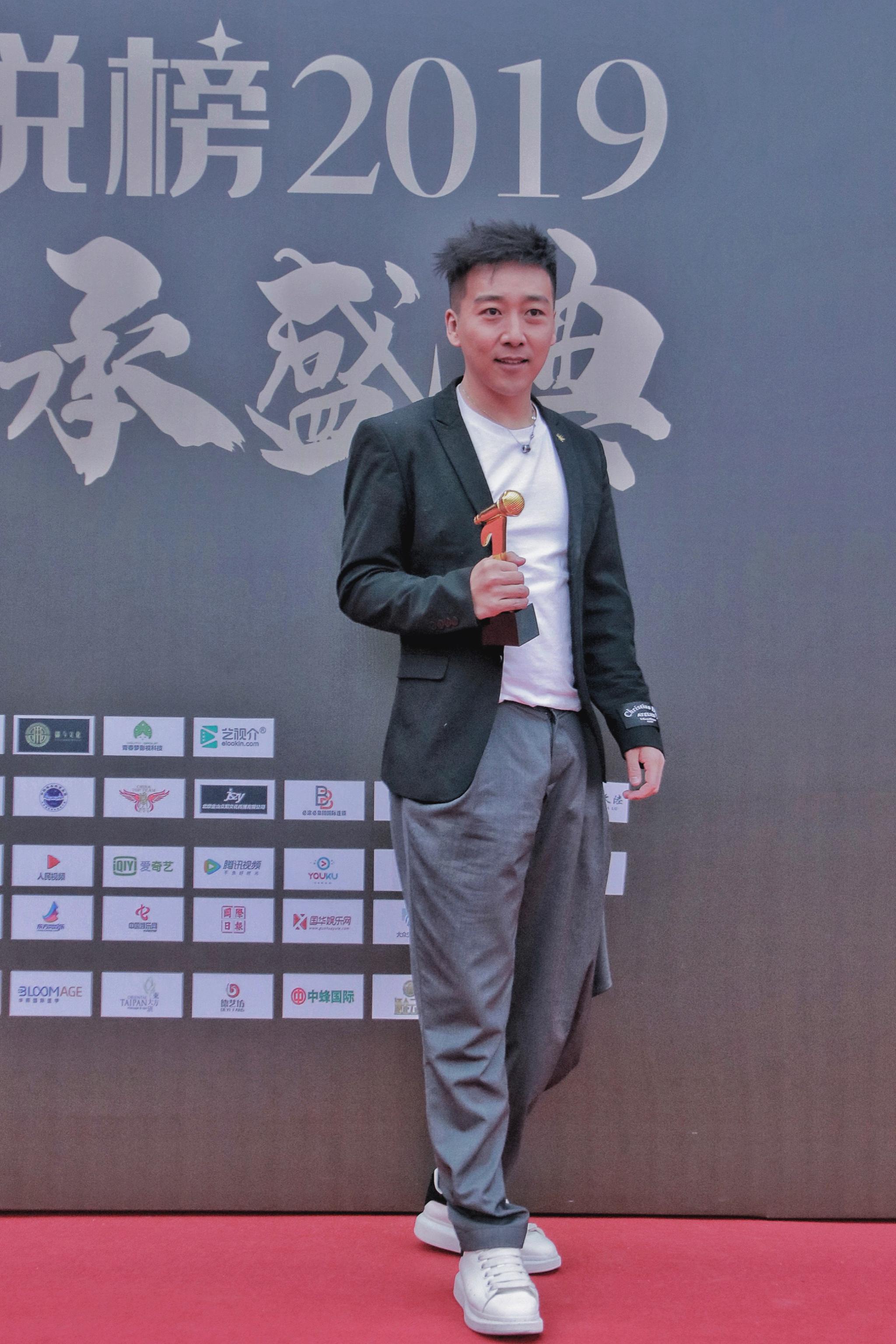 歌手张北北出席艺术传承盛典,硬朗帅气温文尔雅|盛典|传承|星锐_新浪