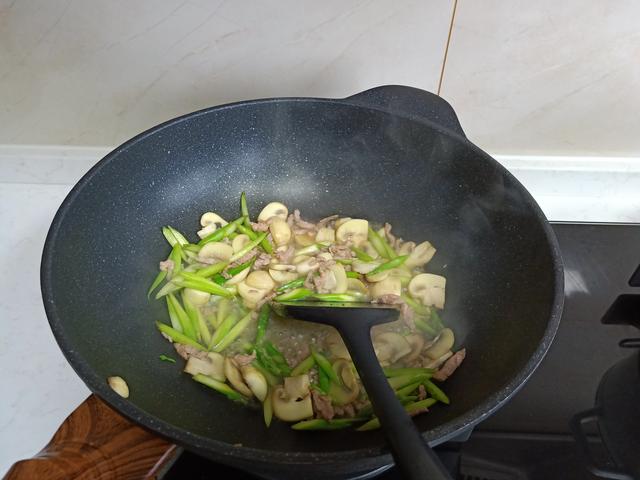 男人做菜真麻利,午餐4个菜,3个锅同时开动,个个荤菜简单又好吃