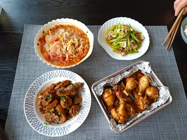 男人做菜真麻利,午餐4个菜,3个锅同时开动,个个荤菜简单又好吃