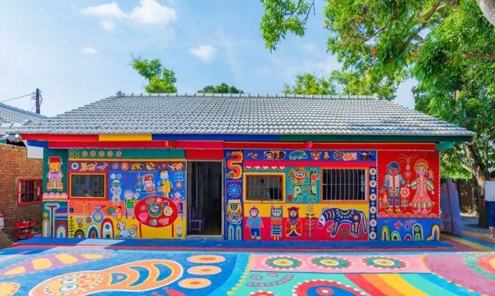 台湾老人耗时整整10年,手绘彩虹村,背后原因让人动容