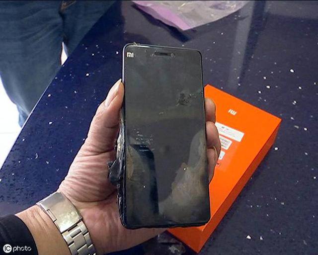 小米手机突发自燃事故!用户手被烫伤,被子也烧成灰烬