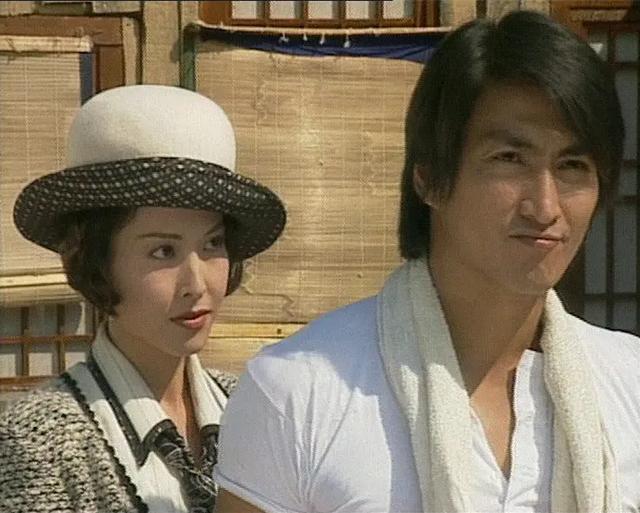 只是大帅哥何家劲桃花运实在太好了,除了正牌女友李婉华,身边还有非常