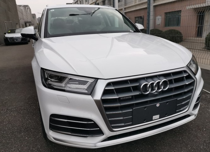 全新2020款奥迪q5l到店!白色车身比较大方 配适时四驱 上坡辅助