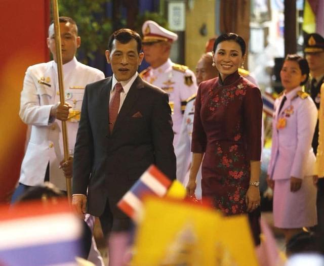 泰国国王携王后驾临唐人街,王后身着旗袍端庄典雅,美丽动人!