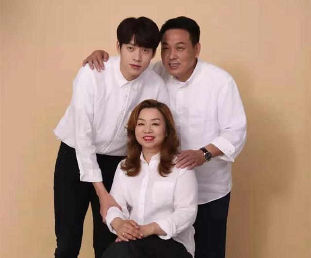 杨幂魏大勋上线多次不回应恋情男方家业被扒父母盼其结婚生子