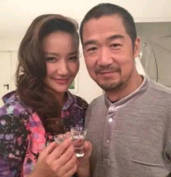 她是张国立"干女儿",嫁入豪门成为达芙妮老板娘,事业爱情双