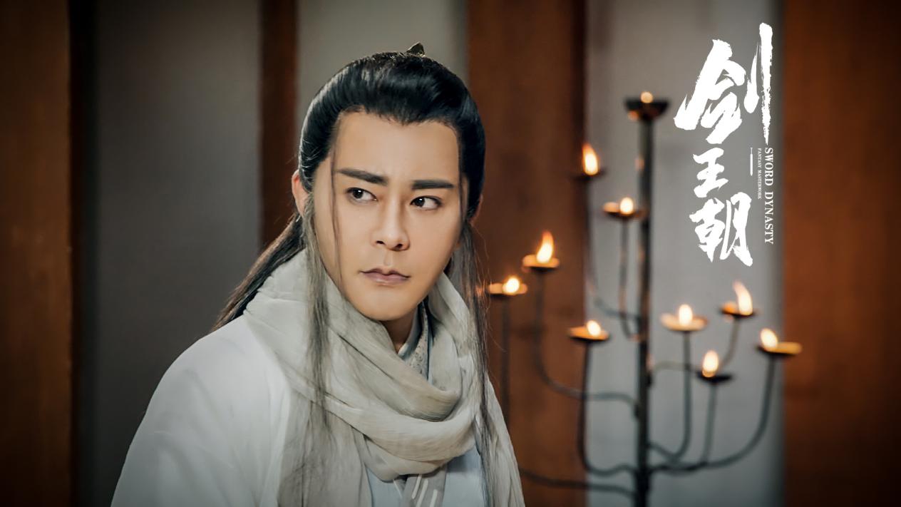 宗峰岩亮相《星悦榜》直播 黑色西装尽显儒雅魅力