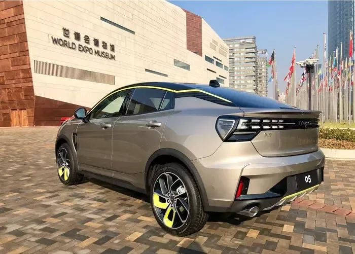 提供多种不同配色方案,领克05实车现身