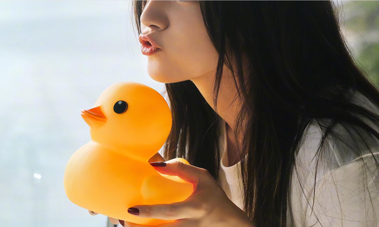 比如杨幂的嘴和迪丽热巴鼻子,就让她俩有了足够高的辨识度,粉丝即便不