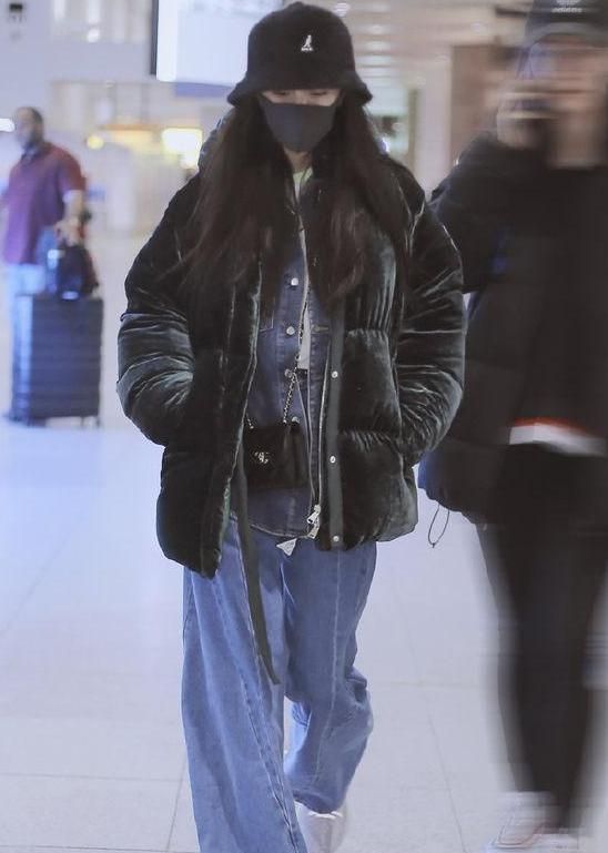 女明星时尚穿搭给冬季带来时尚美感可何穗脚上的鞋是怎么回事