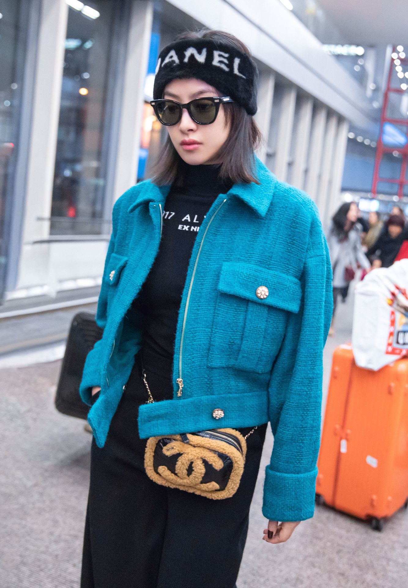 宋茜的穿搭实用度我是服的,孔雀绿外套都能hold住