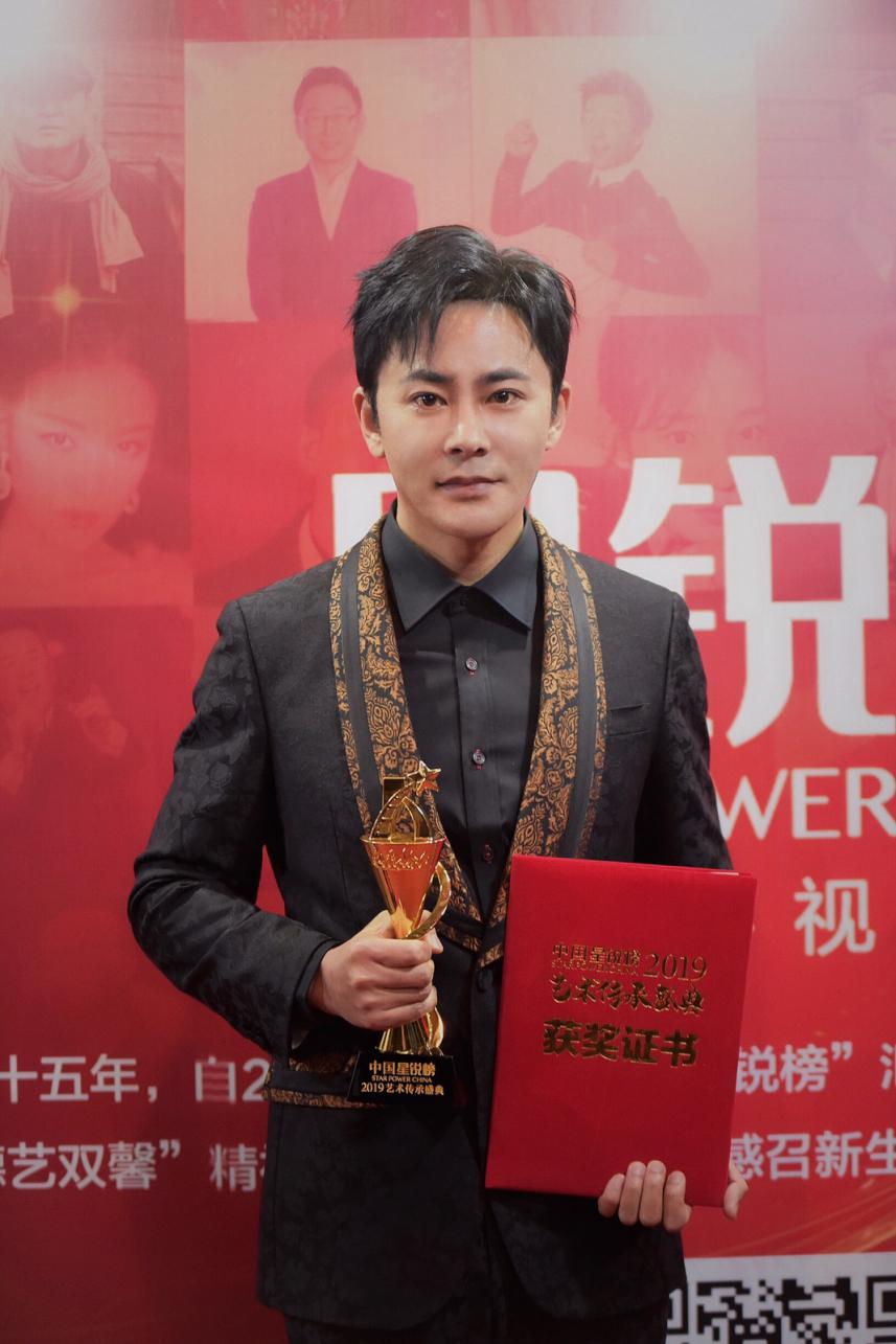 宗峰岩亮相《星悦榜》直播 黑色西装尽显儒雅魅力