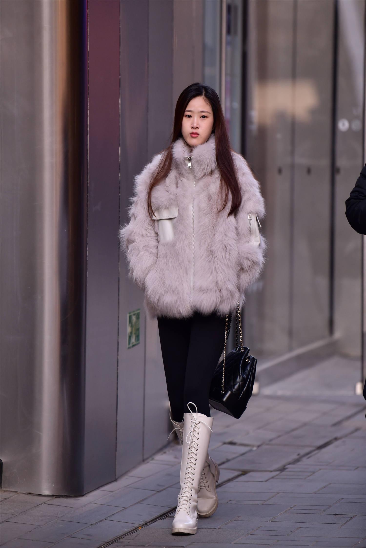 皮草的搭配,不是很挑年龄,很多人都可以搭配出不错的效果,短款的设计