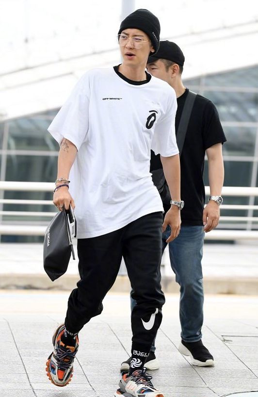 朴灿烈淤青眼妆开唱痞帅气场全开难怪秦海璐都是他粉丝