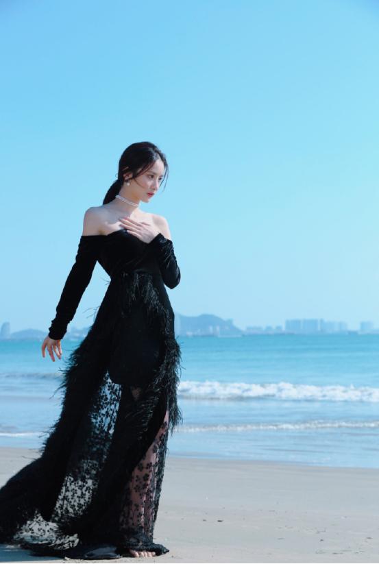 在近日赖雨濛出席的海南电影节闭幕式时,她身穿一件黑色的羽毛抹胸