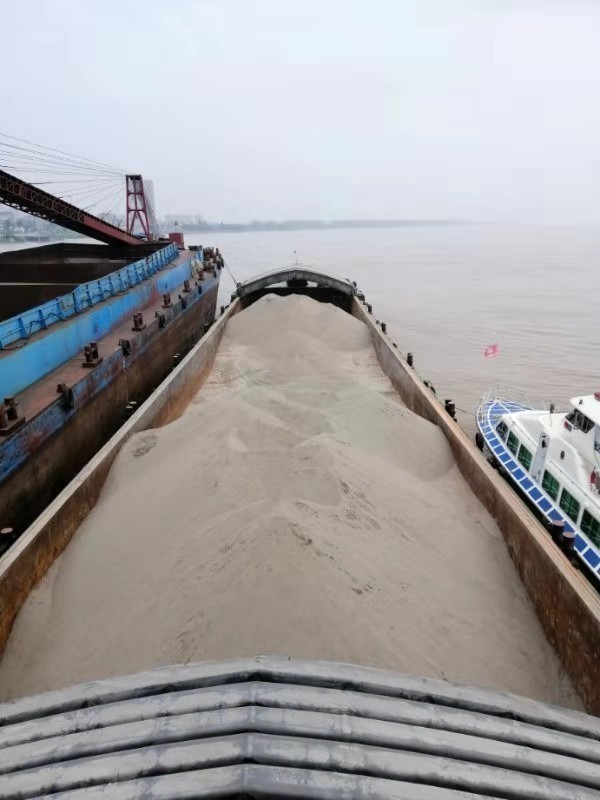 但现场船舶所谓转运的3000余吨砂石中大量含水;同时吊装砂石应为平仓