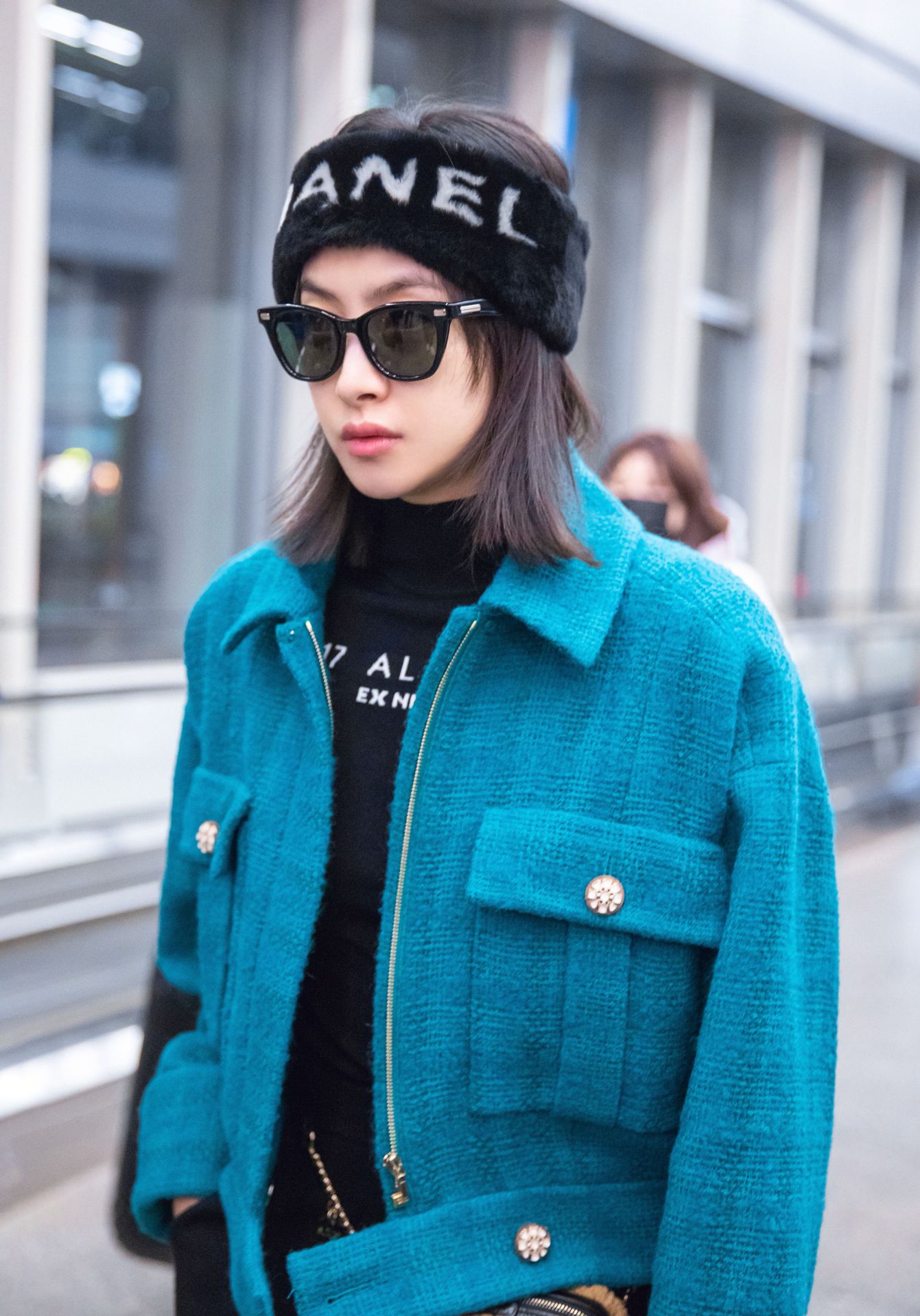 宋茜的穿搭实用度我是服的,孔雀绿外套都能hold住