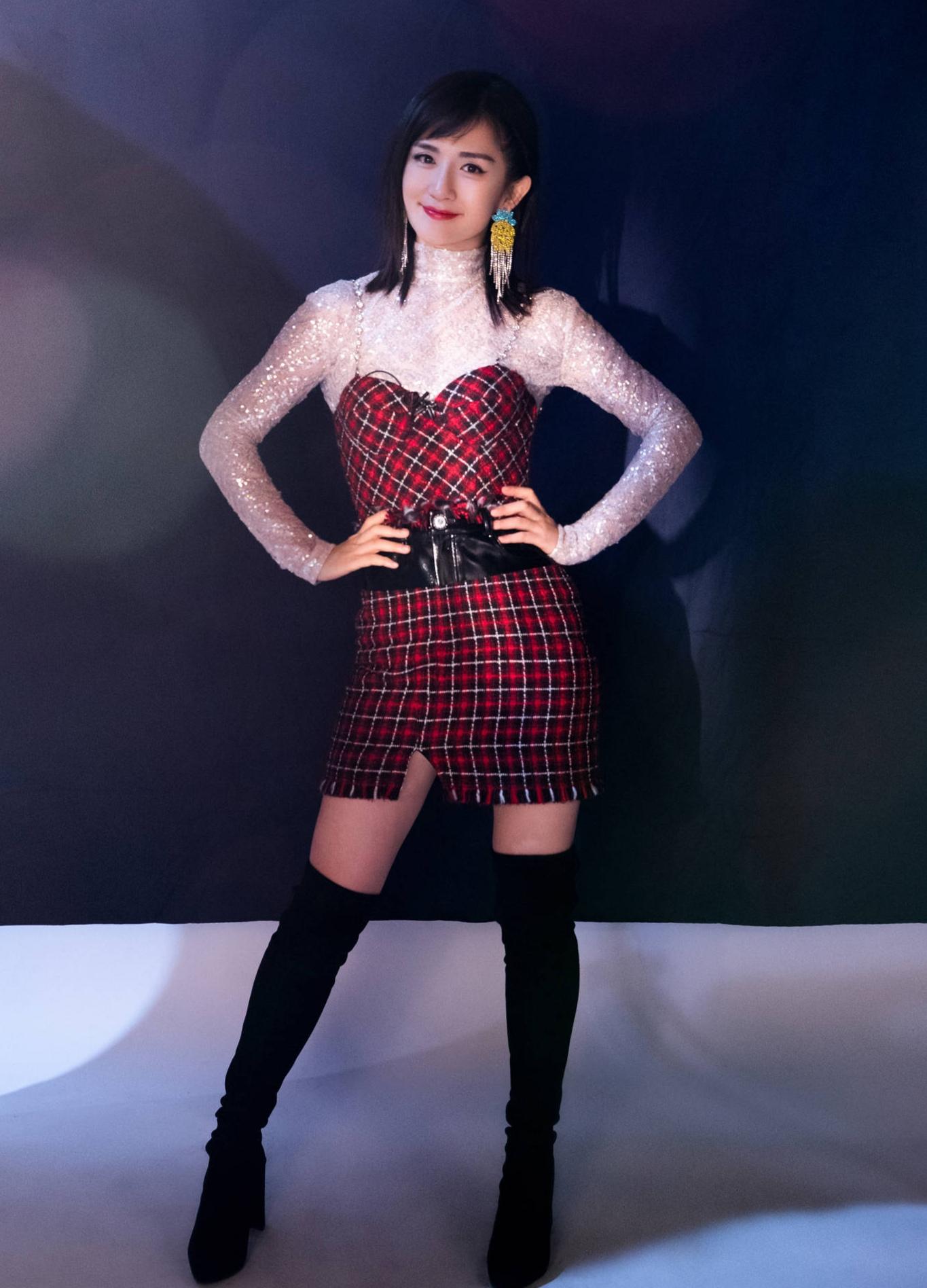 38岁的谢娜可真潮双马尾搭配格子衬衣直接在街边跳起广场舞