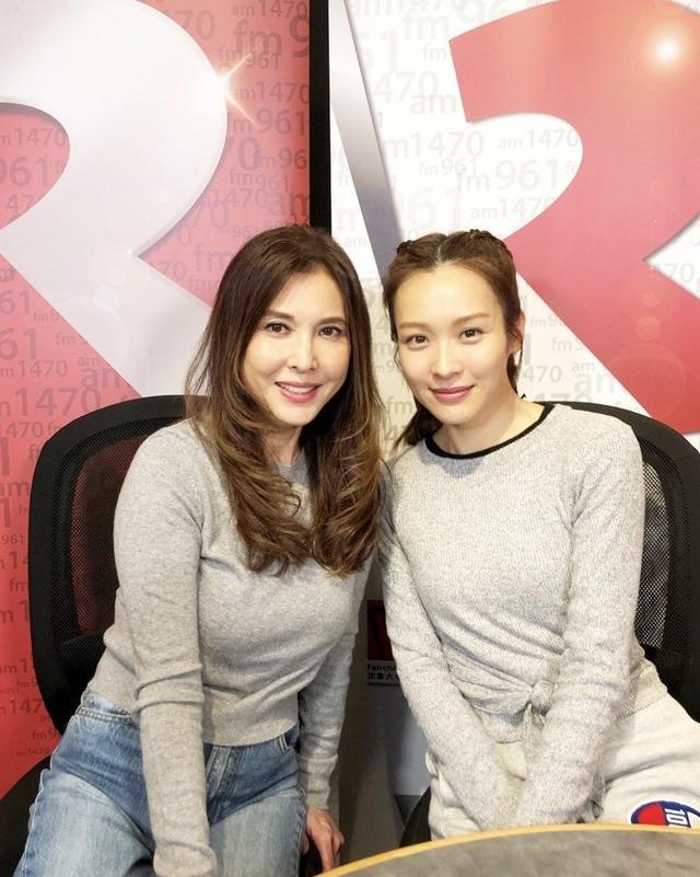 李婉华还晒出了与tvb女星李佳芯,老牌歌手黎瑞恩等人的合照