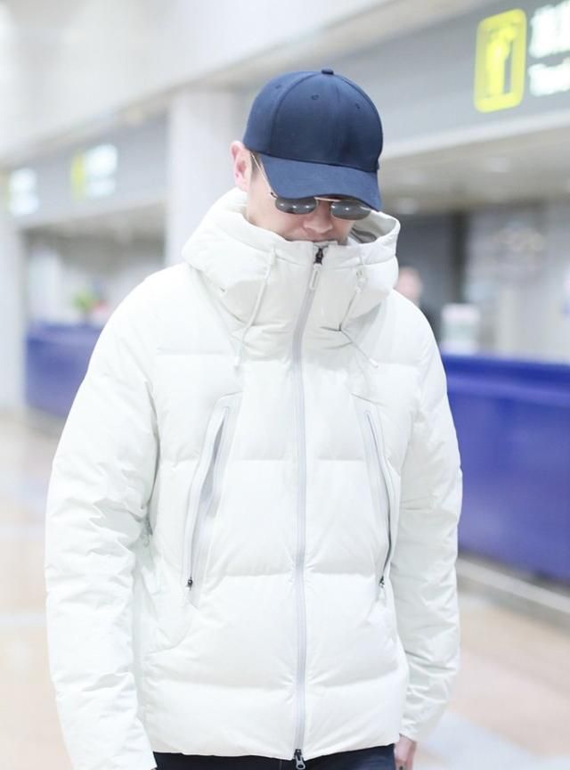 朱亚文现身机场,穿白色羽绒服有男人味,戴墨镜棒球帽又酷又帅