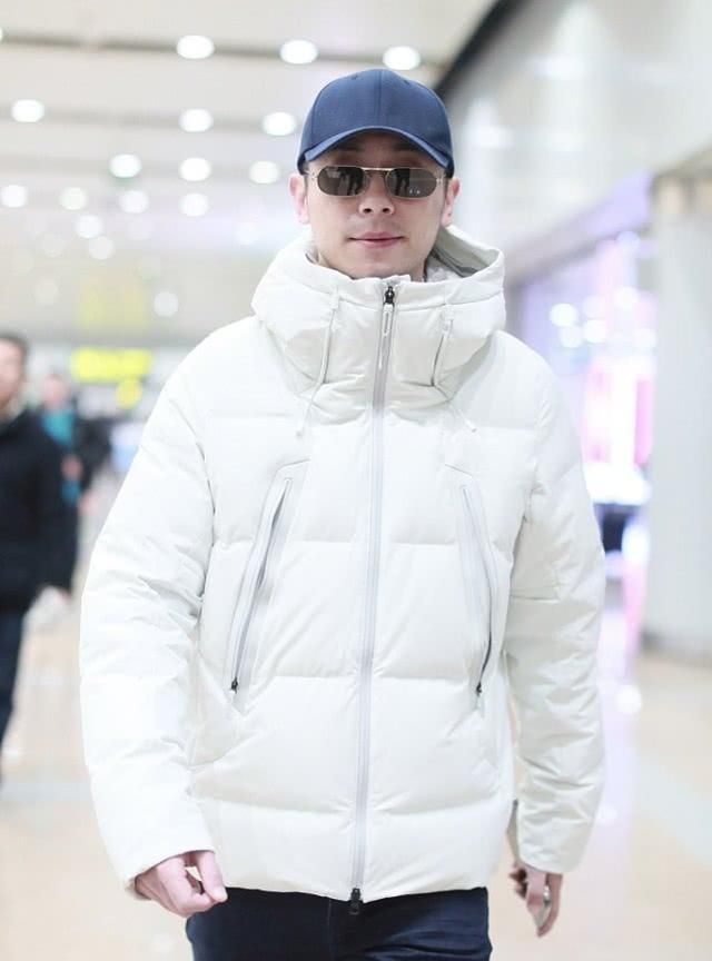 朱亚文现身机场,穿白色羽绒服有男人味,戴墨镜棒球帽又酷又帅