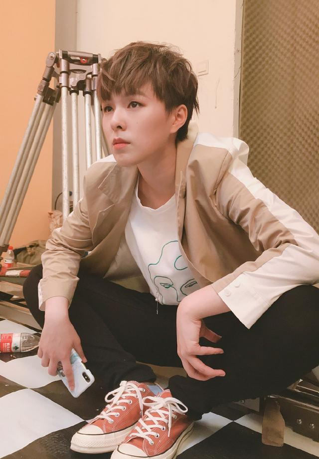 杨芸晴白色卫衣搭运动裤休闲舒适,获迷妹一路跟随人气旺