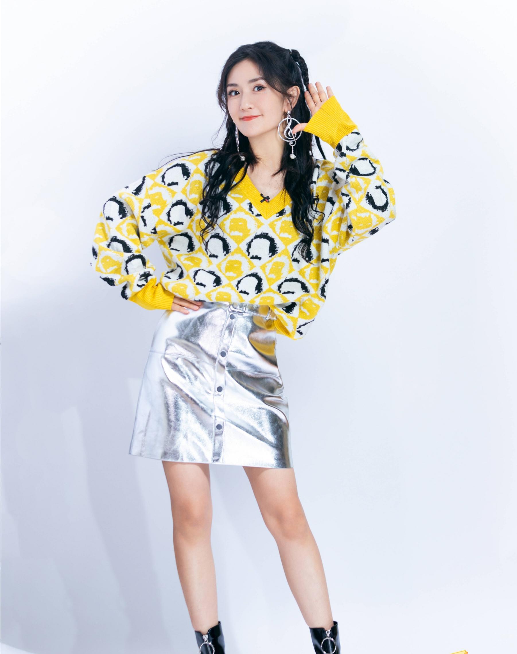 38岁的谢娜可真潮双马尾搭配格子衬衣直接在街边跳起广场舞