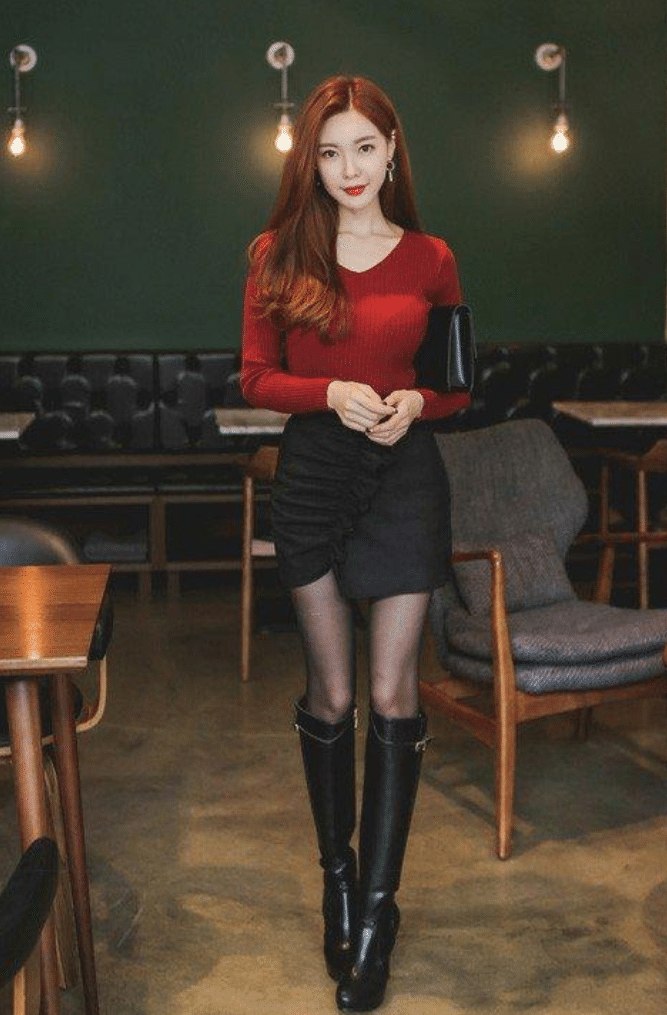 老实说吧美女这膝盖处的皮靴太长了