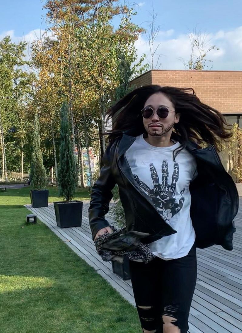 我觉得李美度快要笑场了!这风骚的走位!因为对音乐的热爱?