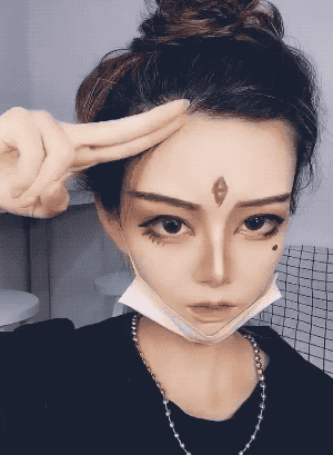 像一把匕首   刺向我的心脏   是心绞痛的感觉               有些眉