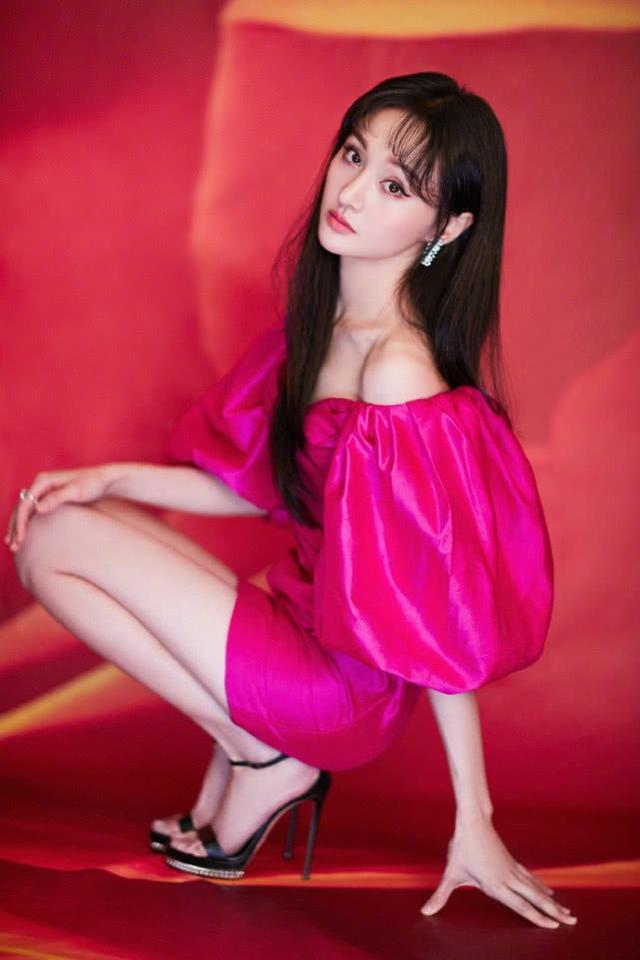 郑爽的一双美腿真是又白又细,毫无瑕疵.