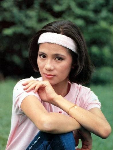 翁美玲的这几张照片,尽显了艺人同事们眼中的运动健将之风