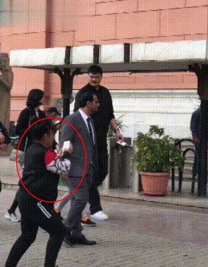 姚明罕见现身机场，中年发福体型巨大似大叔，与空姐热聊画面喜感