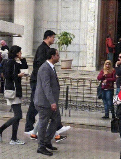 姚明罕见现身机场，中年发福体型巨大似大叔，与空姐热聊画面喜感