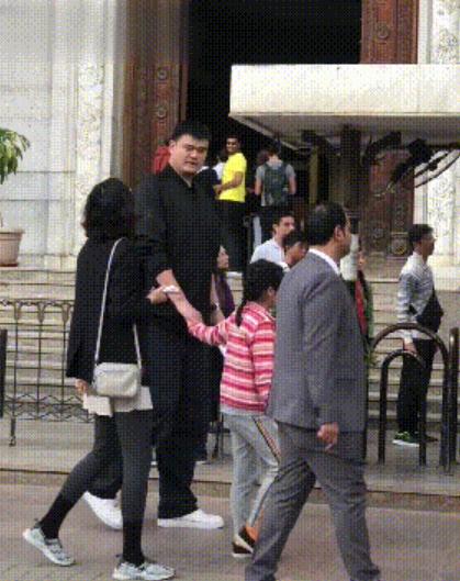 姚明罕见现身机场，中年发福体型巨大似大叔，与空姐热聊画面喜感