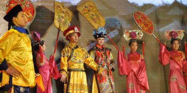 古代皇帝出行时,后面宫女拿的扇子是什么作用?不怕把皇帝吹飞?