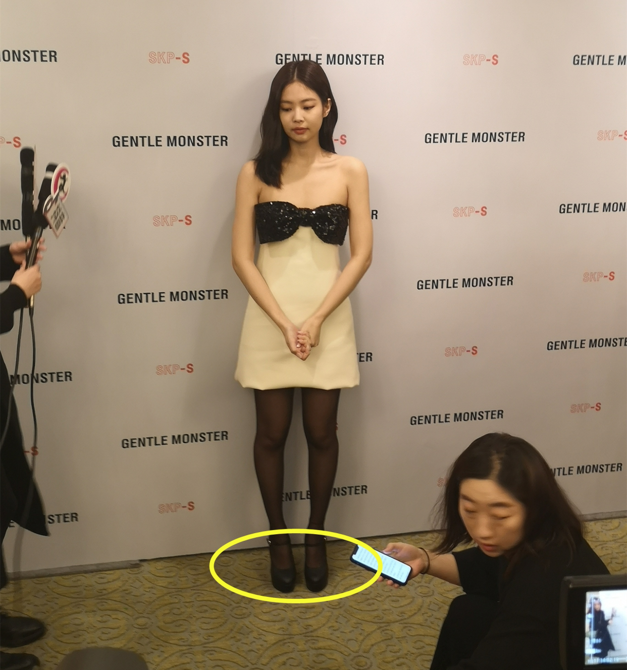 金智妮一身抹胸裙秀直角肩