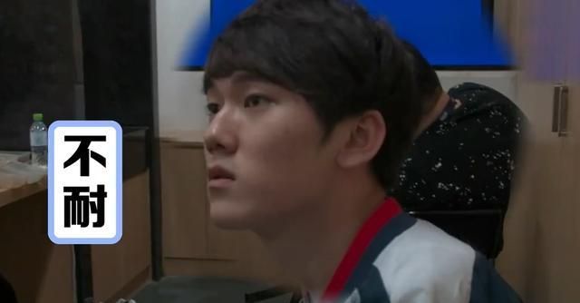 在看到摄影师的时候,jackeylove还一脸懵地站了起来,因为又要接受采访