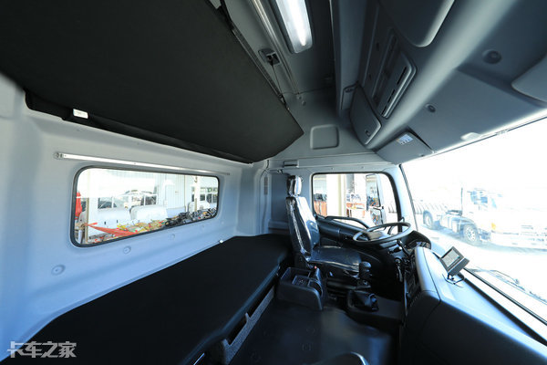 卡车驾驶室的世纪变迁:现在是移动房车,以前的铁盒子根本没眼看