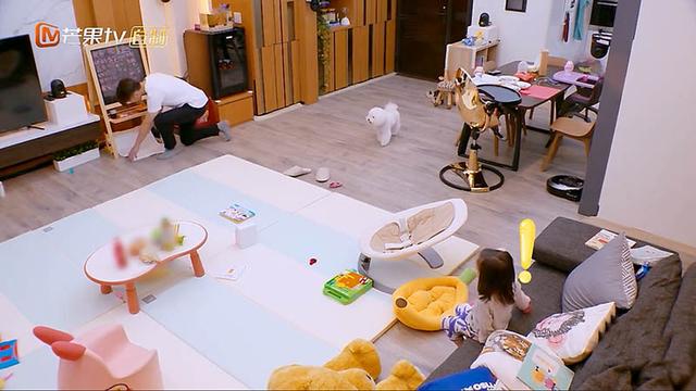 贾静雯家的设计堪称完美,客厅没茶几,但小黑板很值得宝妈们借鉴