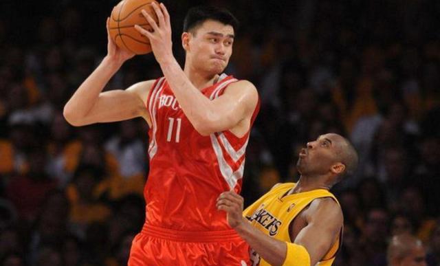 姚明罕见现身机场，中年发福体型巨大似大叔，与空姐热聊画面喜感