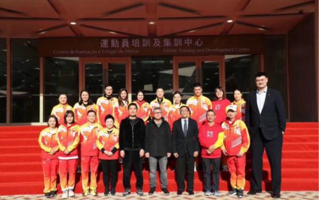 姚明罕见现身机场，中年发福体型巨大似大叔，与空姐热聊画面喜感