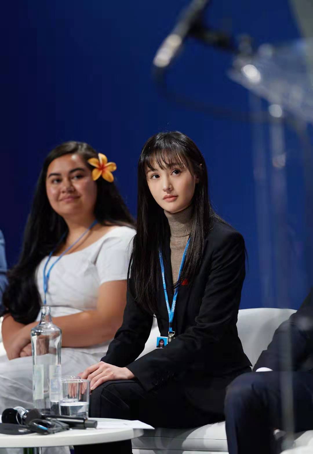 郑爽联合国发言,一身职业装干练自信,配高领毛衣气质好