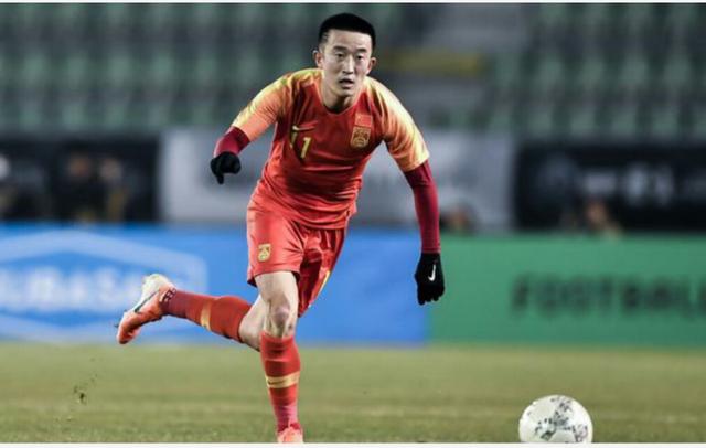 "姜志鹏在东亚杯首轮比赛中脚踹日本球员头部,主裁给他出示黄牌"
