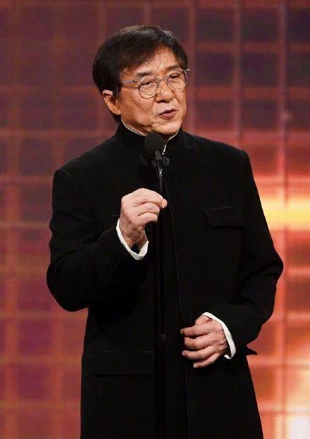 要知道成龙大哥平时穿衣打扮都中规中矩,他酷爱中山装,出席重要场合都