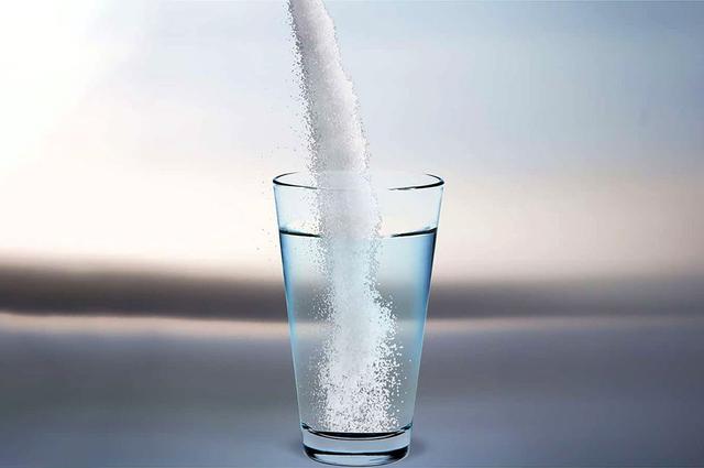 一吨糖放进一吨水中,质量会不会变成两吨?