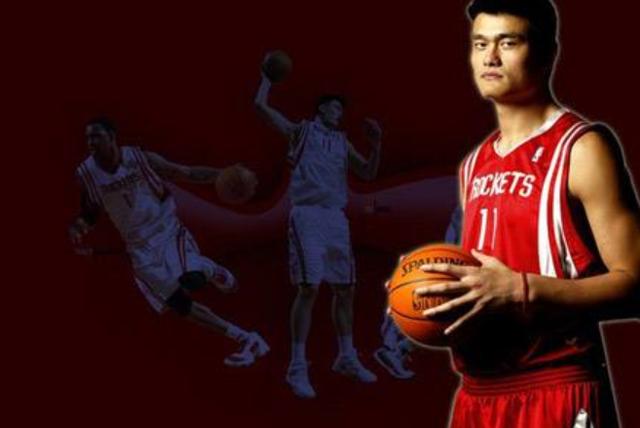 姚明罕见现身机场，中年发福体型巨大似大叔，与空姐热聊画面喜感